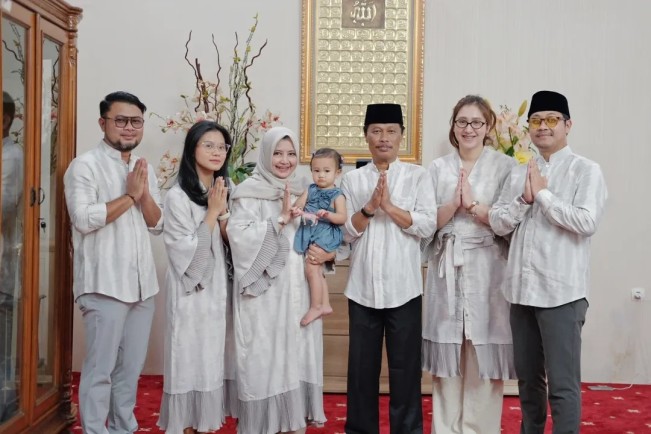 Wali Kota Cirebon Effendi Edo dan keluarga. [Instagram]